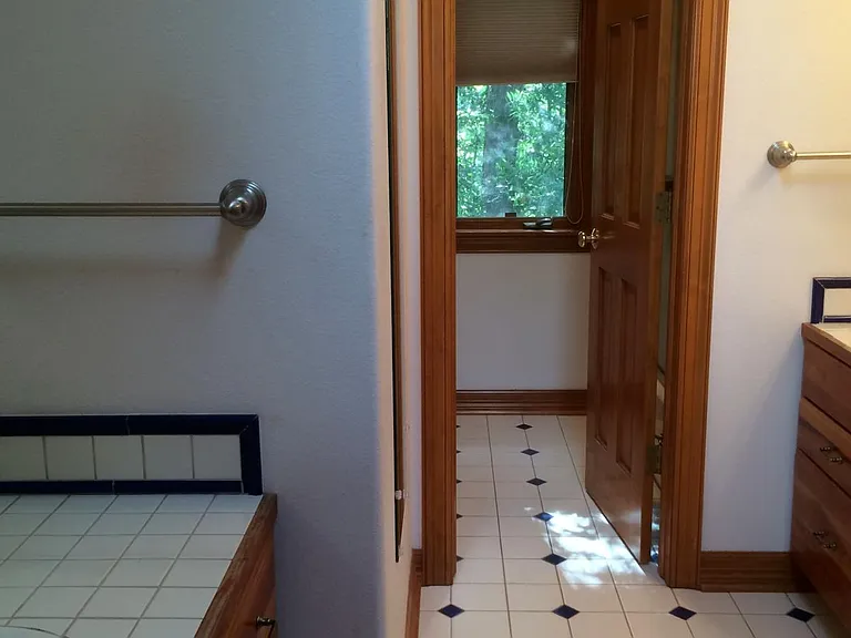 Shared bath w/2 sinks
