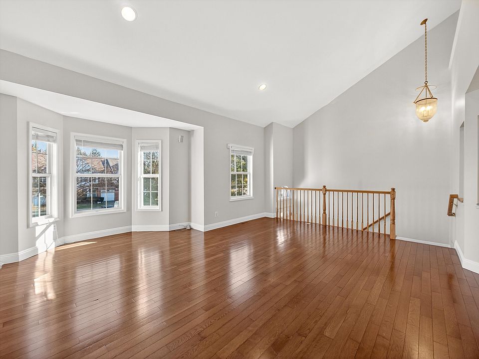 1st image of 124 Barclay Dr