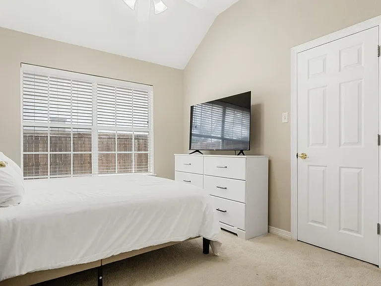 118 W Greenbriar Ln — Photo 36