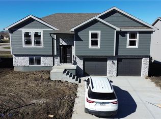 1202 SW Burns Cir, Oak Grove, MO 64075