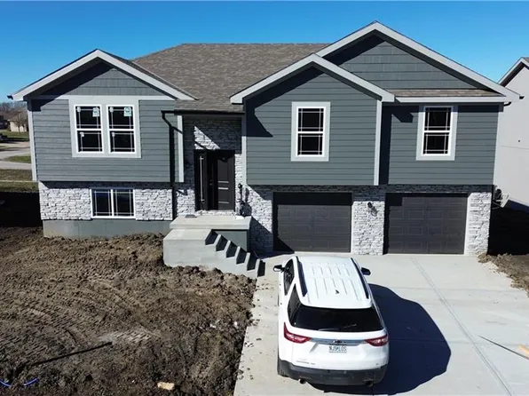 1202 SW Burns Cir, Oak Grove, MO 64075