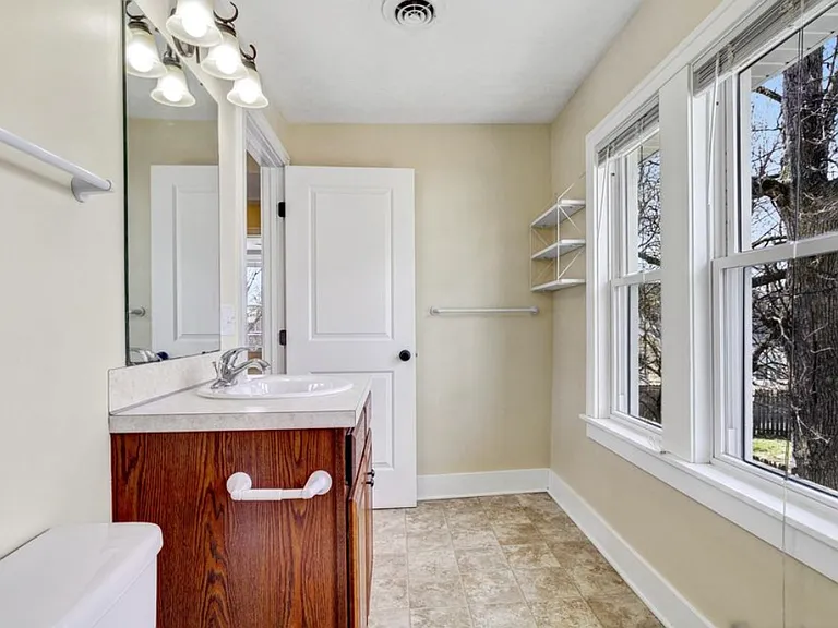 904 Zeeland Ct NE — Photo 9