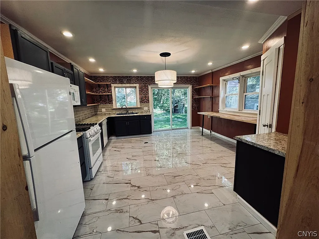 3 bed, 1.0 bath, 1406 sqft, $2,000 — Photo 4