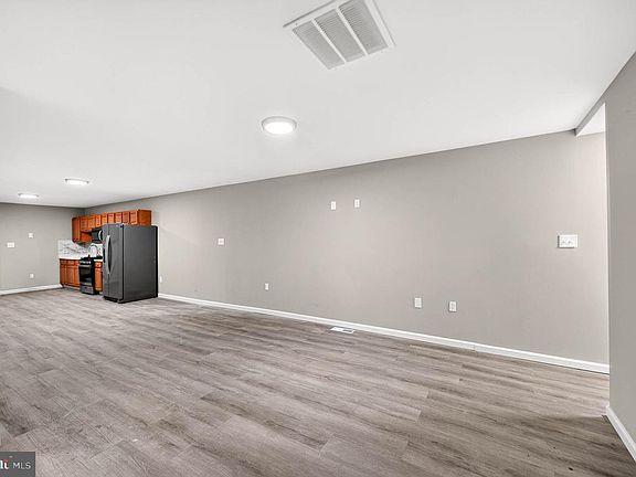 5th image of 823 N Fremont Ave