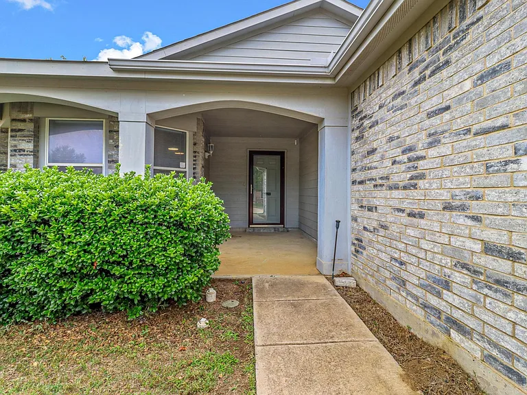 2205 Lookout Ln — Photo 3