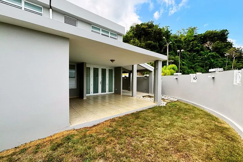 4 bed, 2.5 bath, 2400 sqft, $2,500 — Photo 2