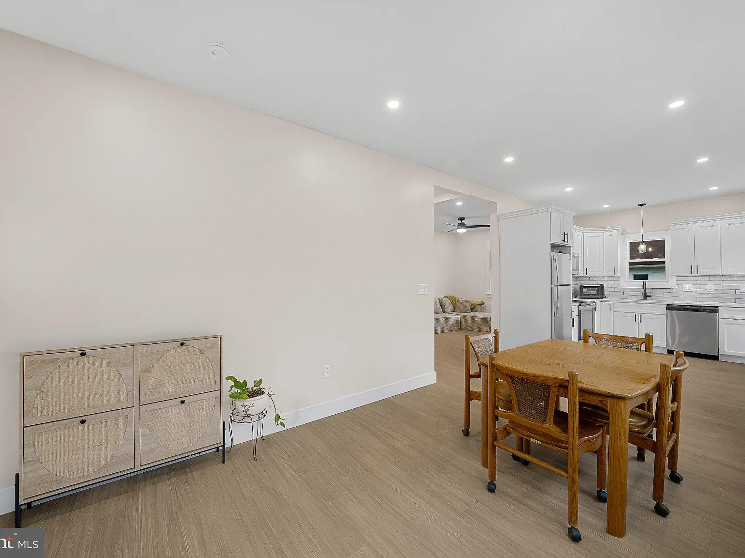 2 bed, 1.0 bath, 1050 sqft, $1,875 — Photo 2