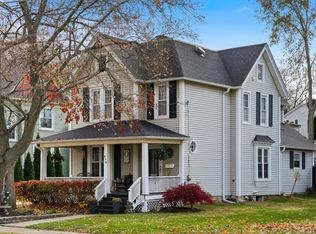 316 E 3rd St, Dixon, IL 61021