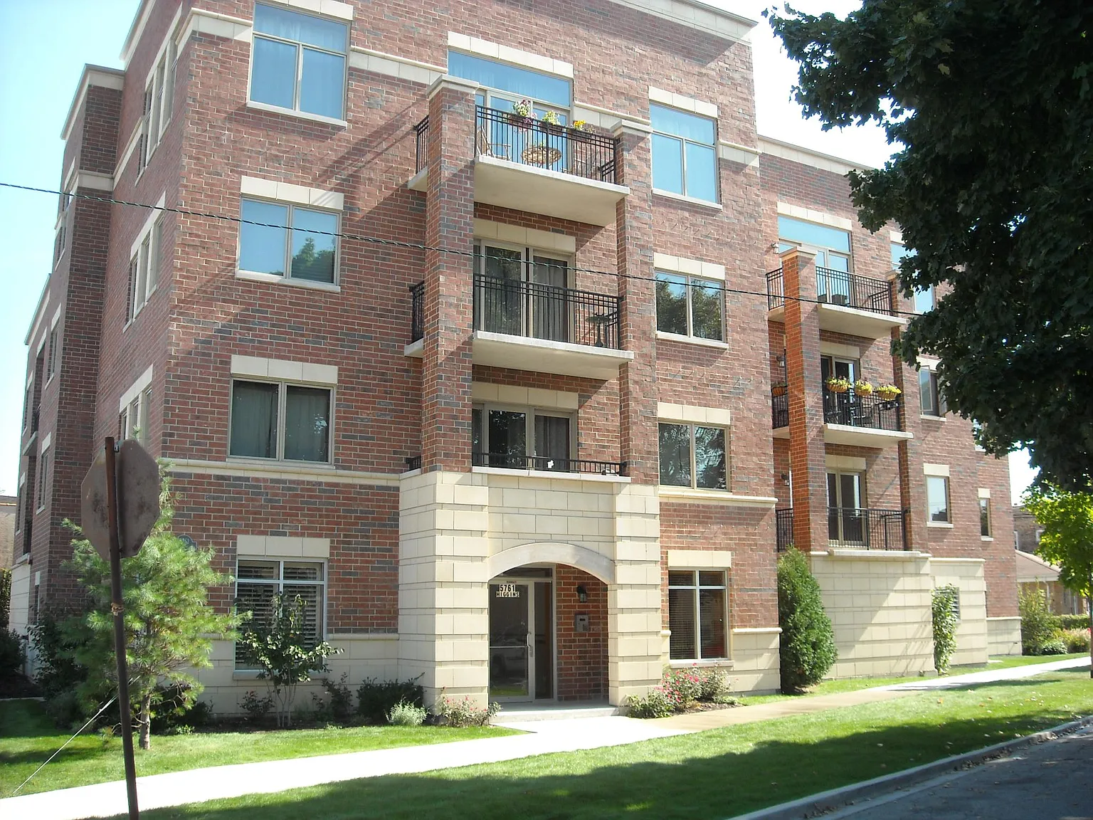 2 bed, 1300 sqft, $2,500 — Photo 1