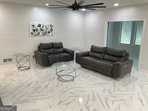 4th image of 558 Kenwood Rd