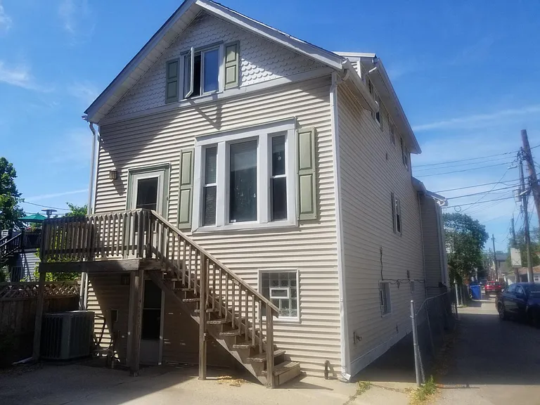 2114 W Melrose St — Photo 1