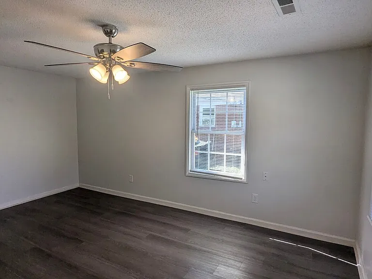 907 Bennett St — Photo 4