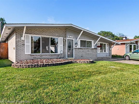 2nd image of 34054 Fernwood St