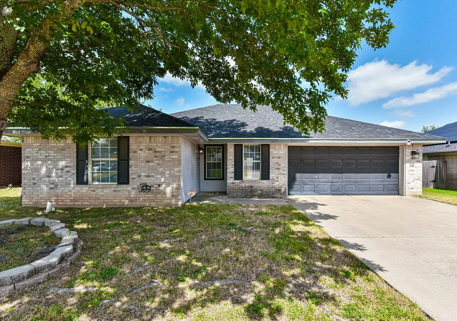 Spacious 3-Bedroom Home with Large Fenced Backyard! — Photo 2