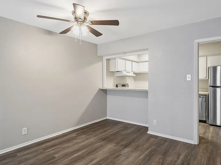 Barclay Apartments - ASK ABOUT OUR SPRING MOVE-IN SPECIAL TODAY! — Photo 15
