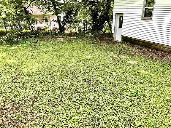 4th image of 414 N Barker Ave
