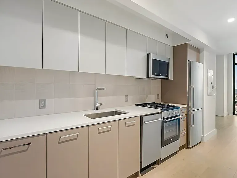 92-27 160th St #915 — Photo 5