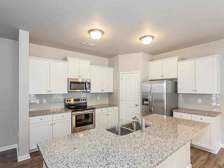 208 Neal Dr — Photo 7