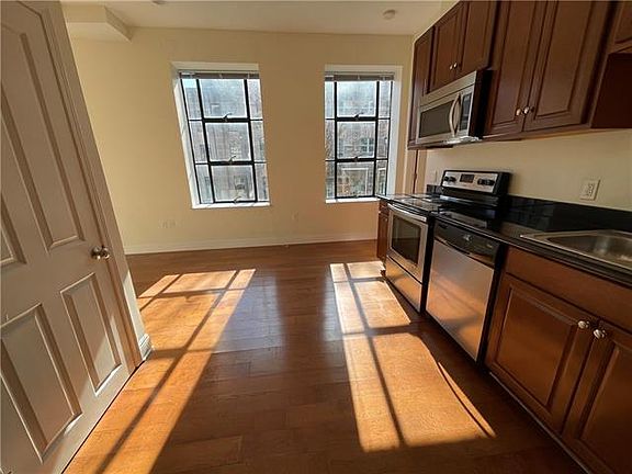 4th image of 703 Carondelet St #204