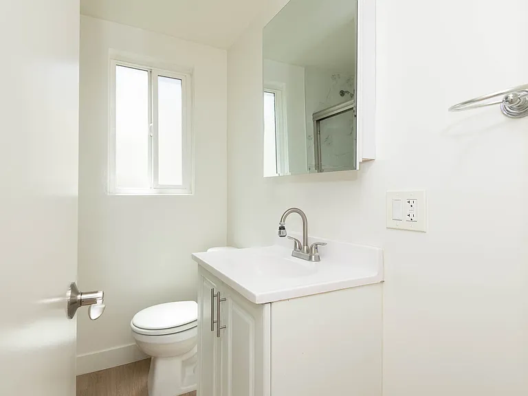 200-206 W Maple St #C — Photo 6