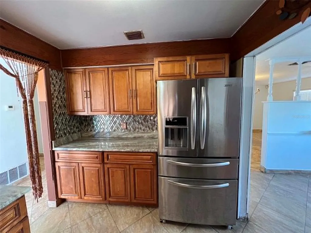 4 bed, 2.0 bath, 1861 sqft, $2,400 — Photo 3
