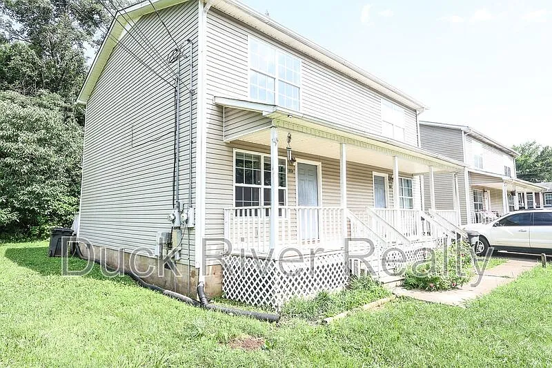 2 bed, 1.0 bath, 952 sqft, $1,050 — Photo 2