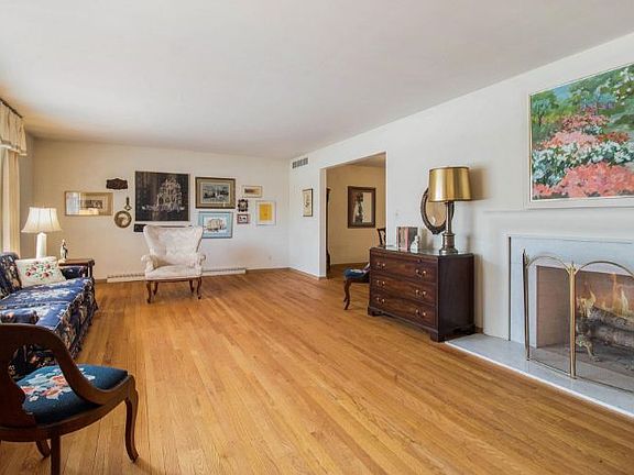 5th image of 411 N Ironwood Dr