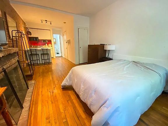 2nd image of 309 W 21st St APT 3A