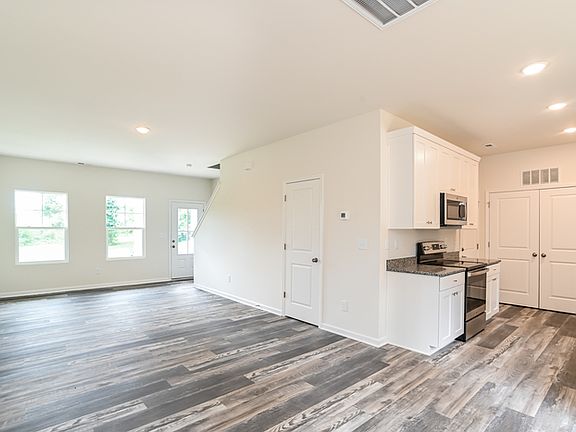 5th image of 211 Cranford Dr