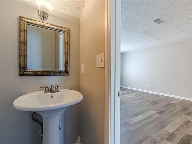 402 Bainbridge Dr #402 — Photo 2
