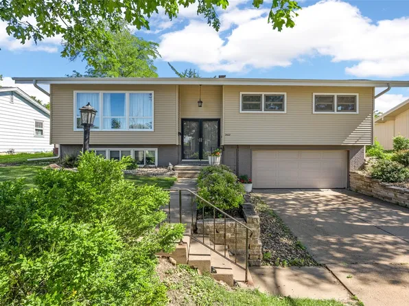 2422 Kilimanjaro Dr NE, Cedar Rapids, IA 52402
