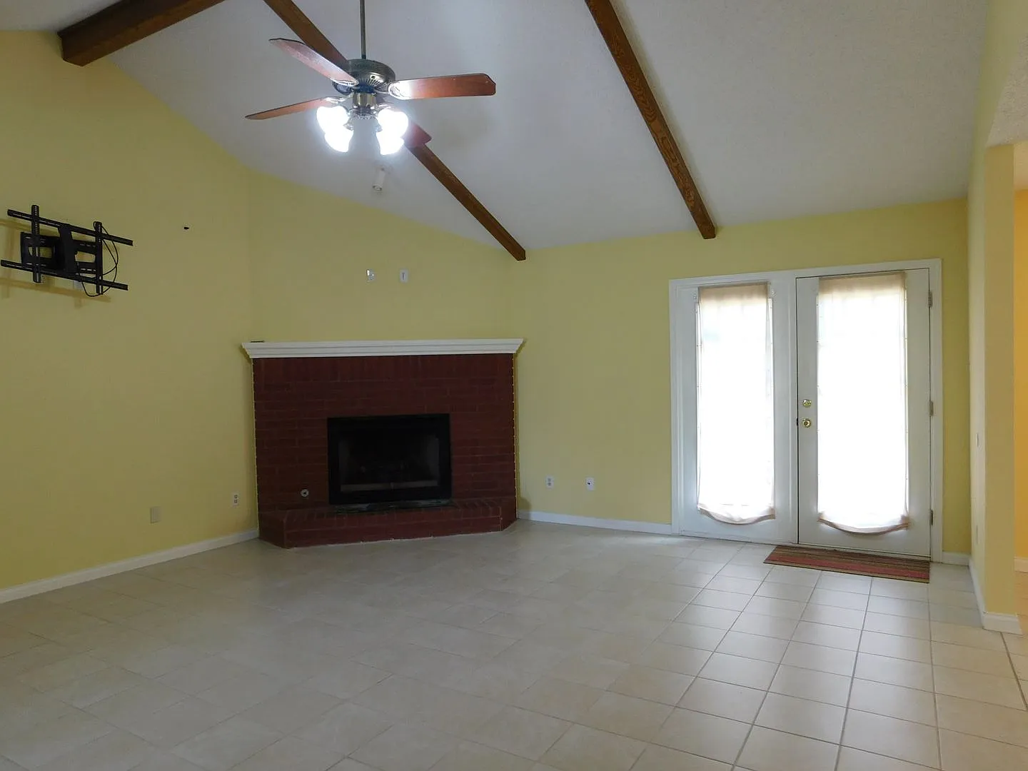 3 Bedroom 2 Bathroom House — Photo 3