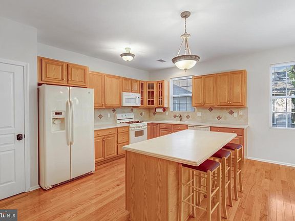 5th image of 14 Sweetwater Dr
