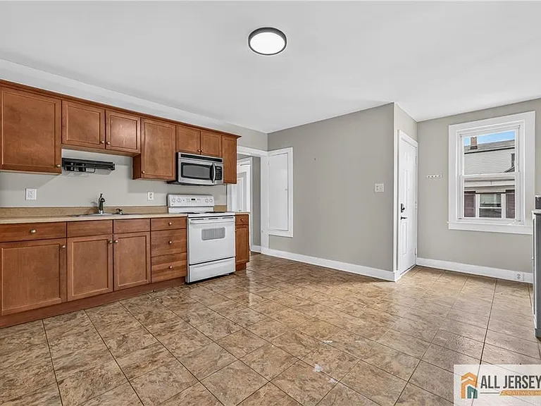 38-40 Brunswick Ave #2 — Photo 7