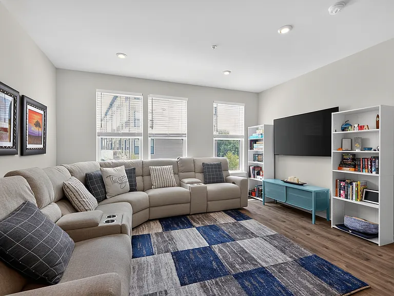 2554 Nicholson St — Photo 4