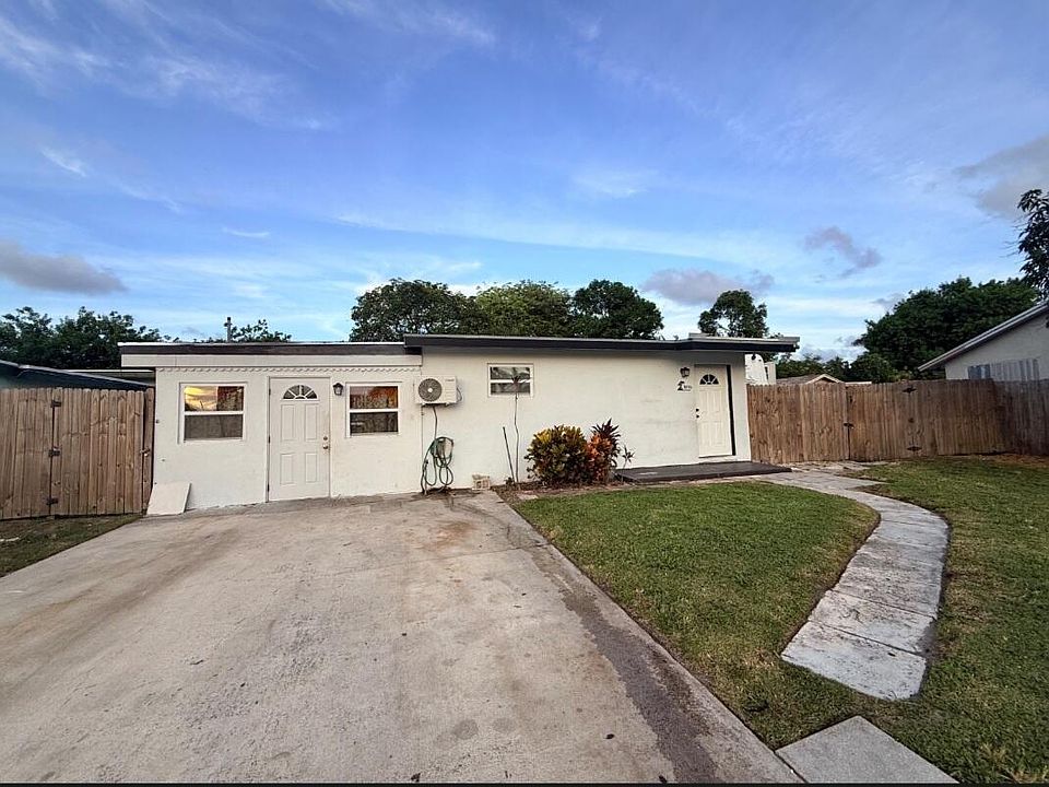 1st image of 3016 E Palm Drive
