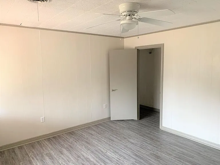1820 S Commerce Ave — Photo 11