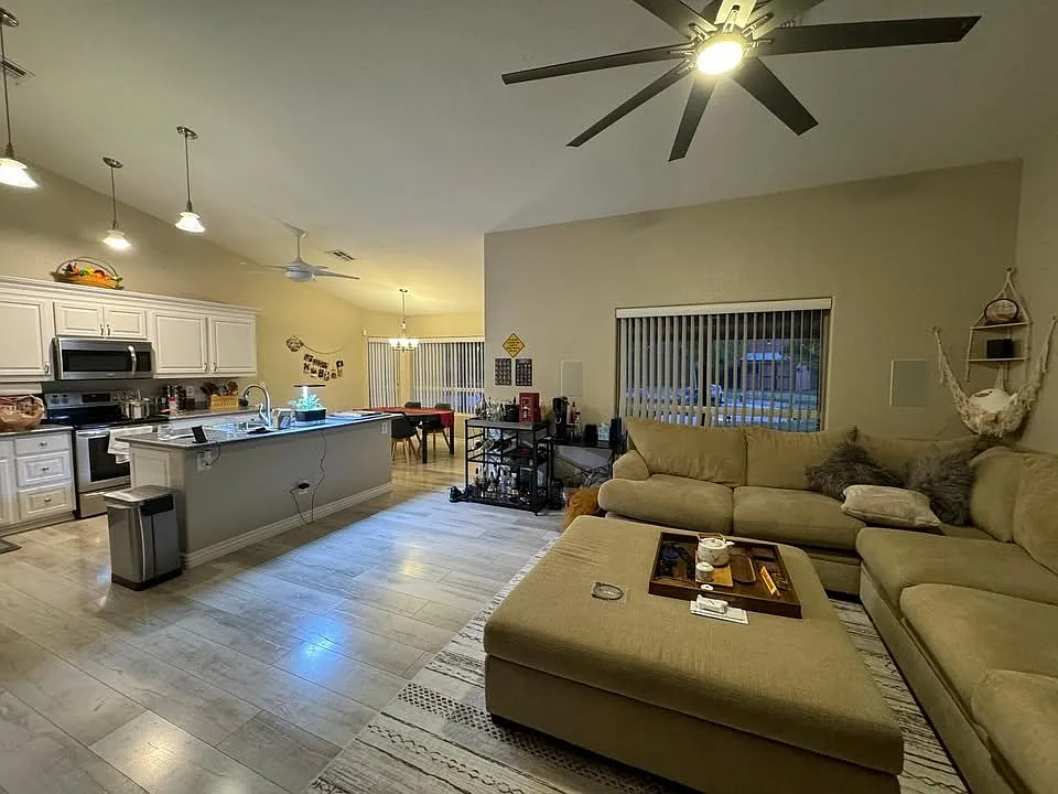 3 bed, 2070 sqft, $900 — Photo 2