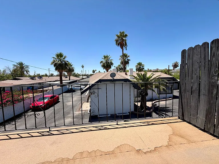 901 E Claremont St — Photo 17