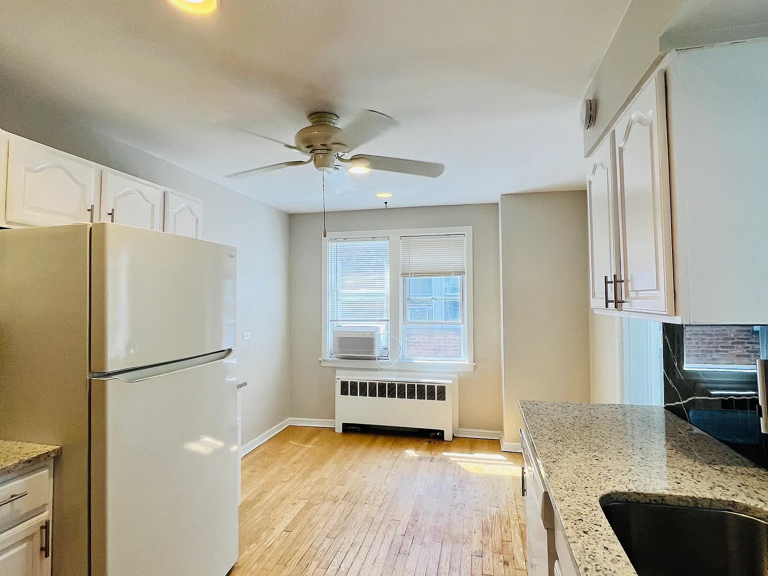 2 bed, 1000 sqft, $1,900 — Photo 4