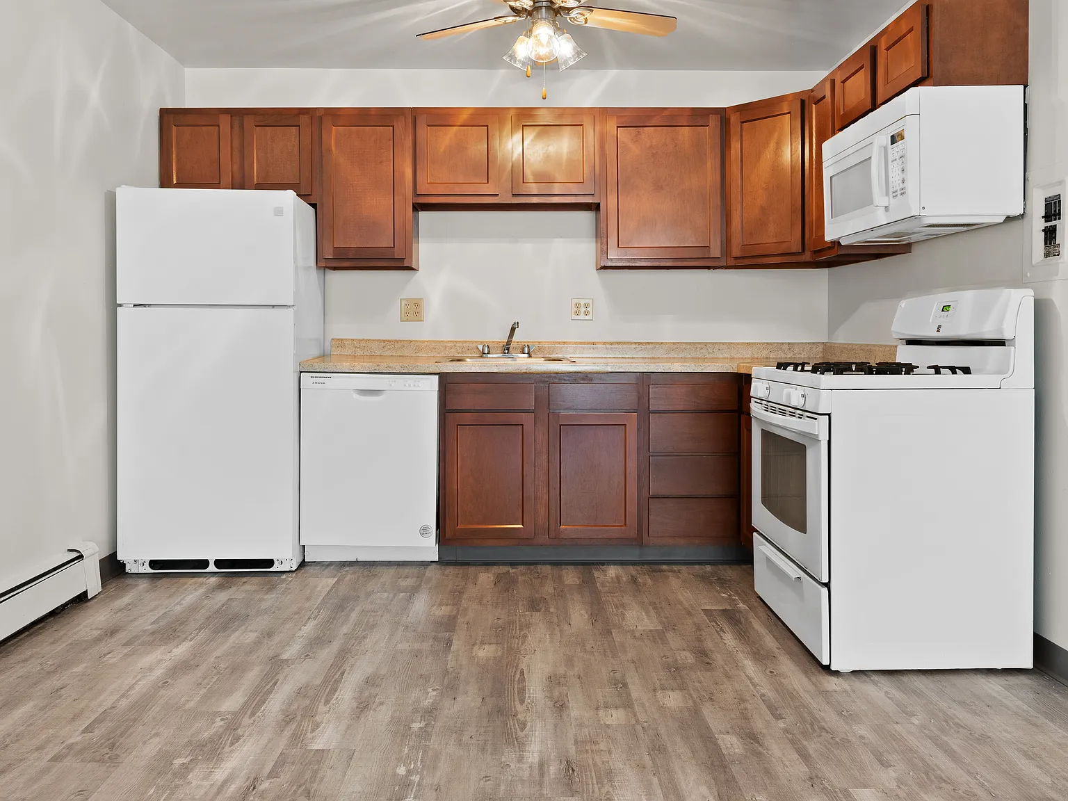 Studio, 900 sqft, $995 — Photo 4