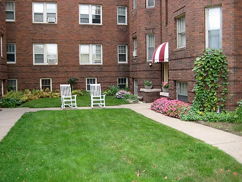 Saint Clair court Photo 1