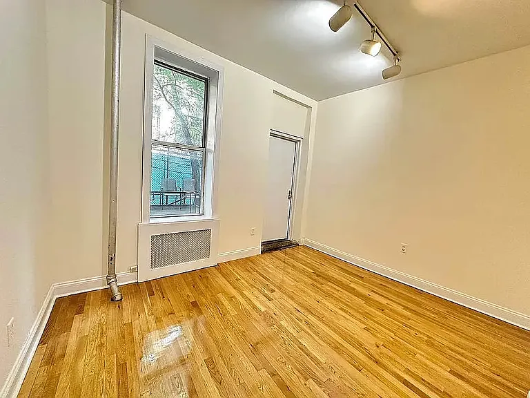 421 W 43rd St #M — Photo 4