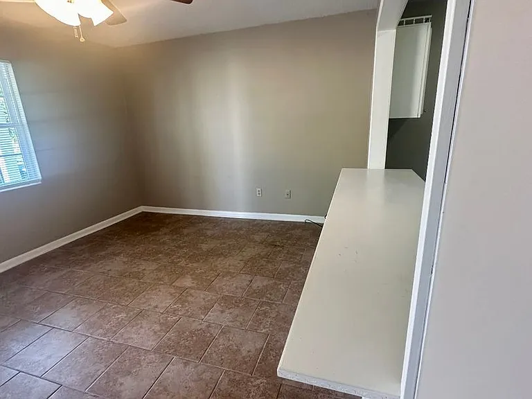 214 Lanier Dr — Photo 2