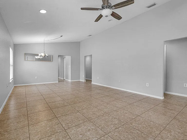 520 N Southridge Rd — Photo 3