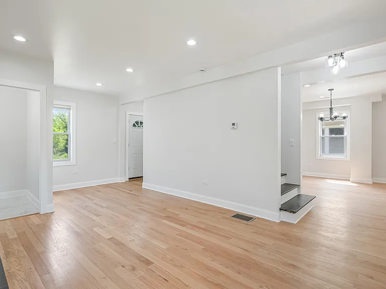 1309 Ridgewood Dr — Photo 2