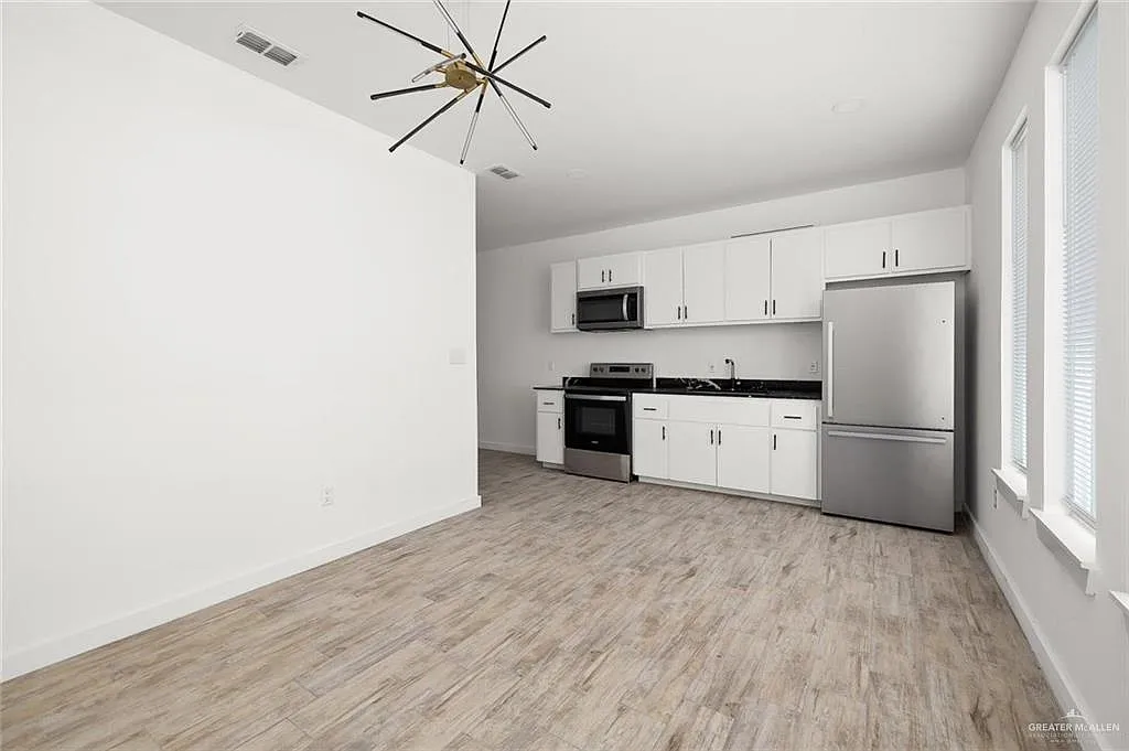 2 bed, 1.0 bath, 562 sqft, $900 — Photo 3