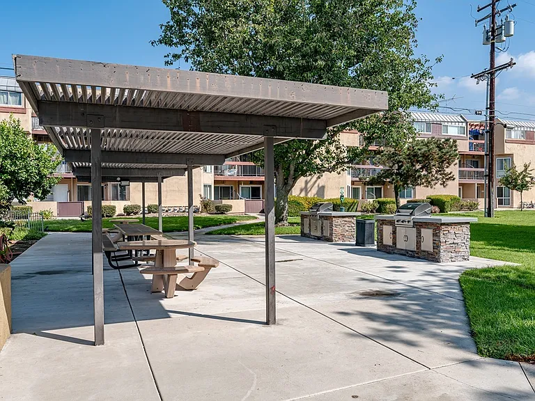 Oak Park Apartments — Photo 7