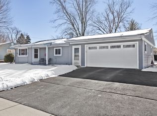 43 Cardinal Ln, Carpentersville, IL 60110