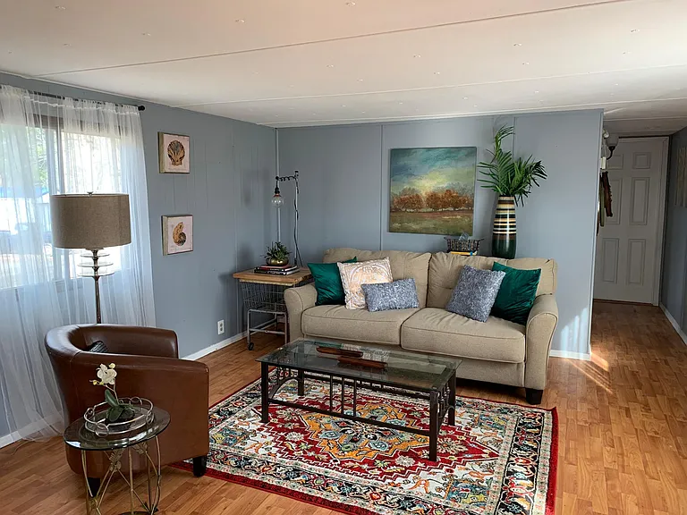3 Redbud — Photo 1